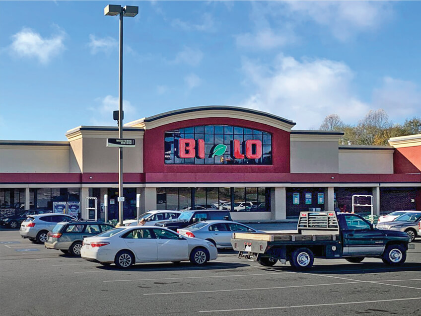 ± 38,588 SF FREESTANDING BUILDING AVAILABLE